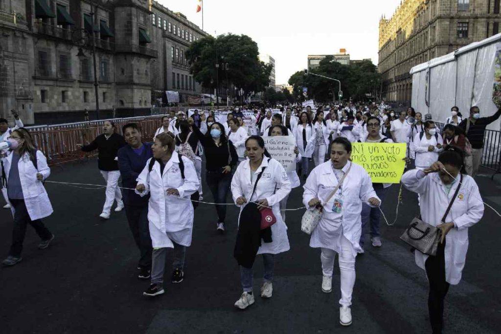 Personal médico de CDMX protesta por mejores condiciones labores; policías los encapsulan y retienen con vallas