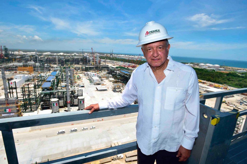 Pemex tiene nivel más bajo de producción de petróleo en décadas, contrario a dichos de AMLO