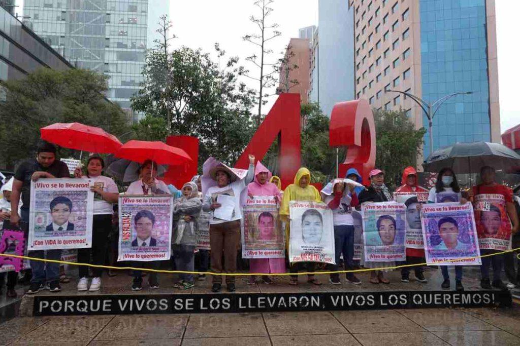 AMLO promete dar expedientes sin testar a padres de los 43 normalistas desaparecidos de Ayotzinapa