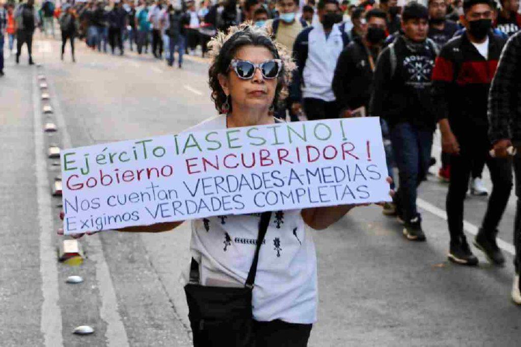 Caso Ayotzinapa: Familiares de los 43 normalistas piden al gobierno 806 documentos; Sedena solo entrega 5