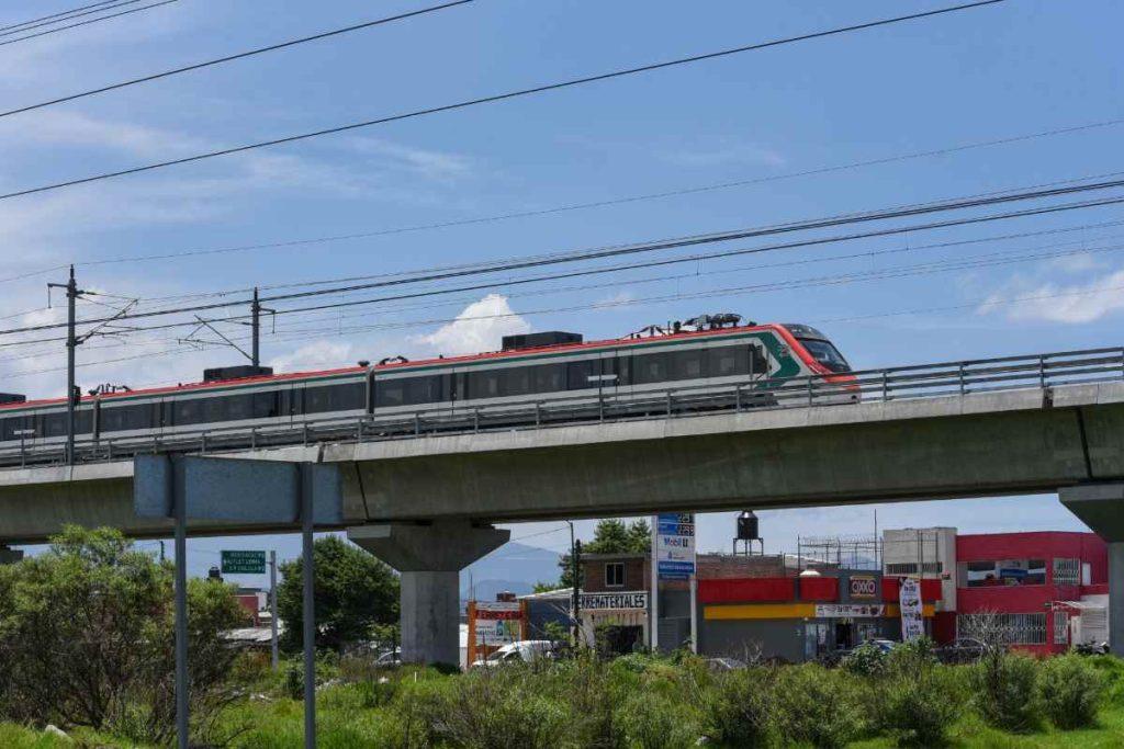 Con seis años de retraso, incompleto y sobrecosto de 136%, así arranca el tren México-Toluca