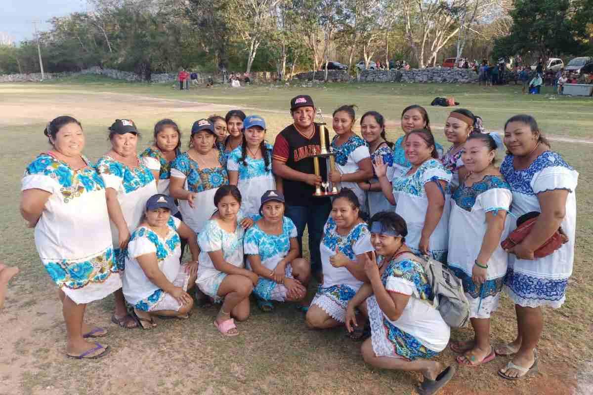 Conoce a las Amazonas de Yaxunah, el equipo de softbol que usa el hipil como uniforme