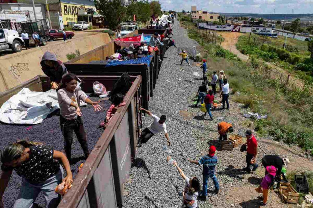 Ferromex suspende operación de 60 trenes por alza en flujo de migrantes; los abordan para viajar al norte del país
