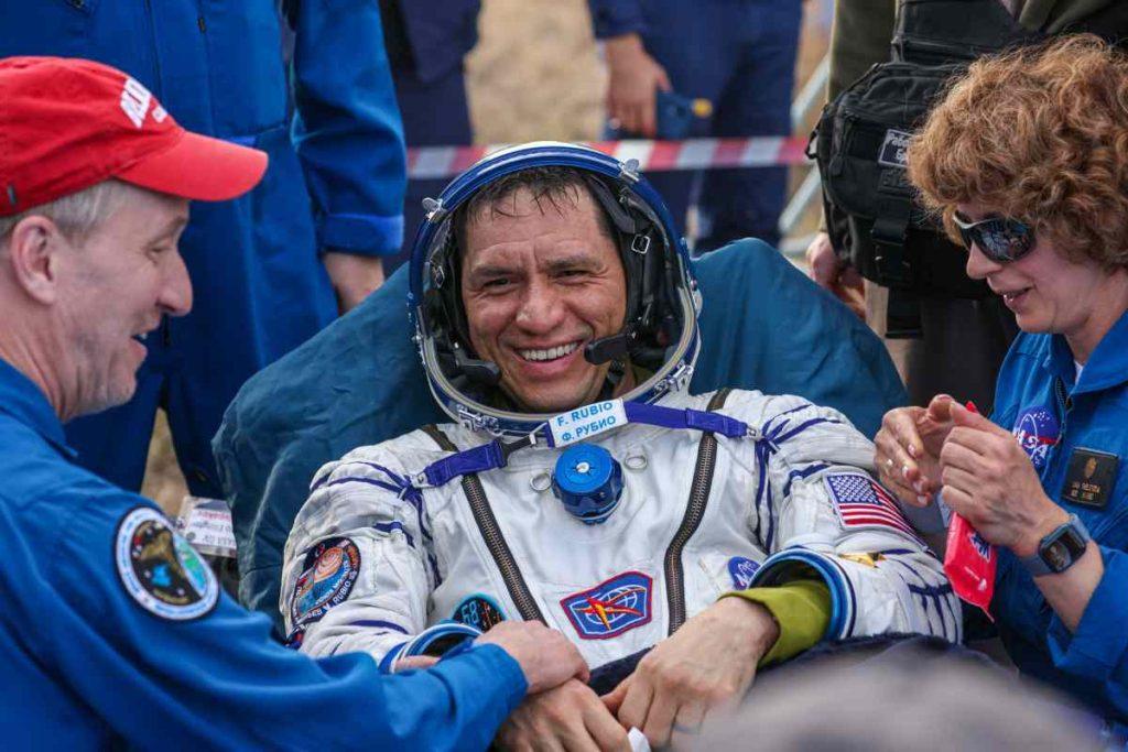 Un astronauta de la NASA y 2 cosmonautas rusos regresan a la Tierra después de un año en el espacio