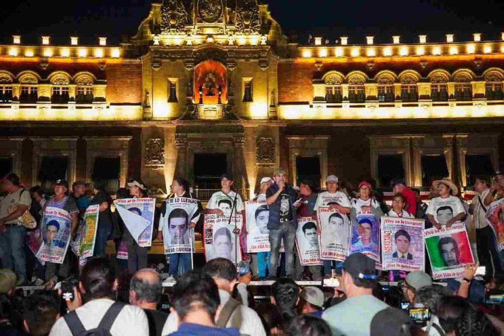9 años de Ayotzinapa: familiares marchan y gritan frente a Palacio su desilusión con el gobierno de AMLO por “obstaculizar” investigación