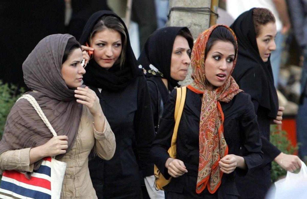 Irán cierra parque acuático por permitir acceso a mujeres sin velo
