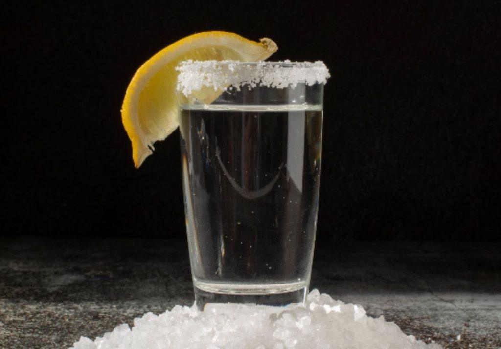 ¿Qué pasa si tomo agua con sal?