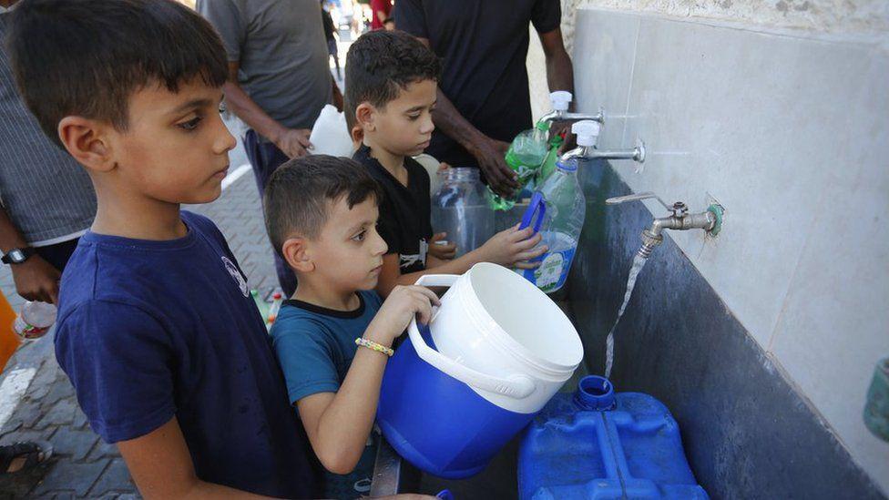 'Estoy bebiendo agua contaminada porque no tengo más opción': la grave crisis sanitaria que vive Gaza por el bloqueo de Israel