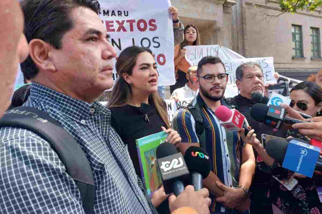 Diputada de Morena y maestros entregan firmas en la SCJN; exigen entrega de libros de texto 