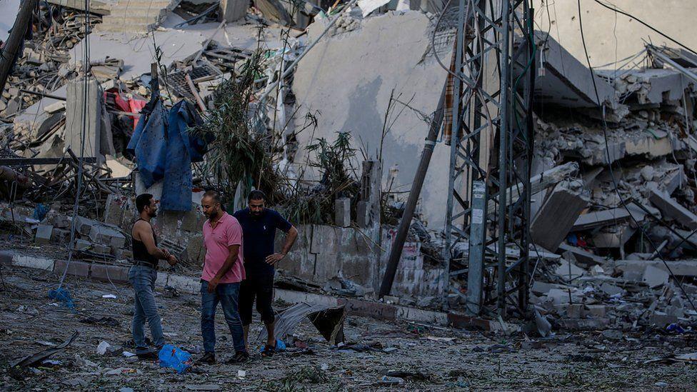 “Nunca me iré”: las familias que se quedan en el norte de Gaza mientras Israel se prepara para una operación terrestre