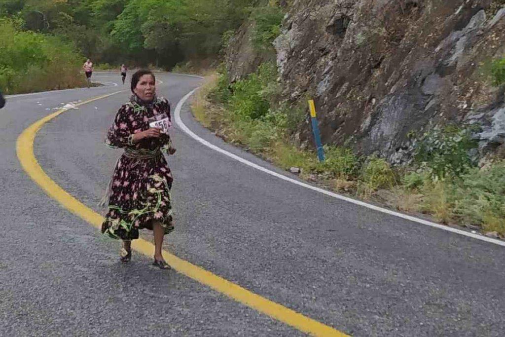 ¡Eso, campeona!: Isadora Rodríguez, corredora rarámuri, gana otra vez el Maratón Jebla de Tamaulipas