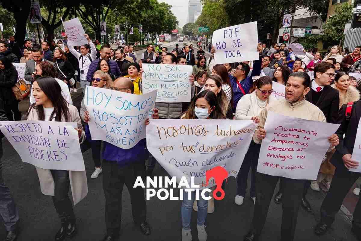Trabajadores del Poder Judicial protestan por segundo día contra extinción de fideicomisos; policías intentan desalojarlos