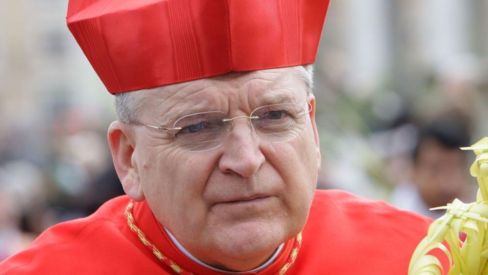 Quién es Raymond Burke, el cardenal ultraconservador crítico del Papa que será desalojado del Vaticano