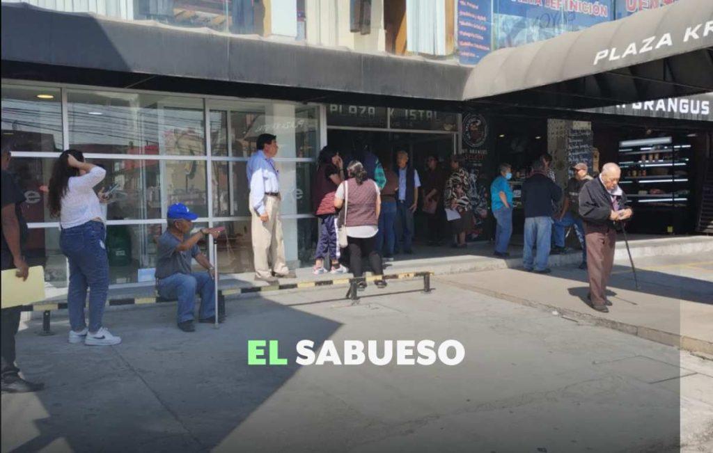 Filas y dudas: Adultos mayores enfrentan dificultades para cobrar su pensión del Bienestar