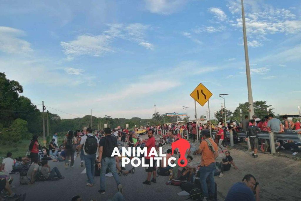Migrantes bloquean carretera e instalan plantón en aduana de Huixtla, Chiapas; exigen permisos para transitar