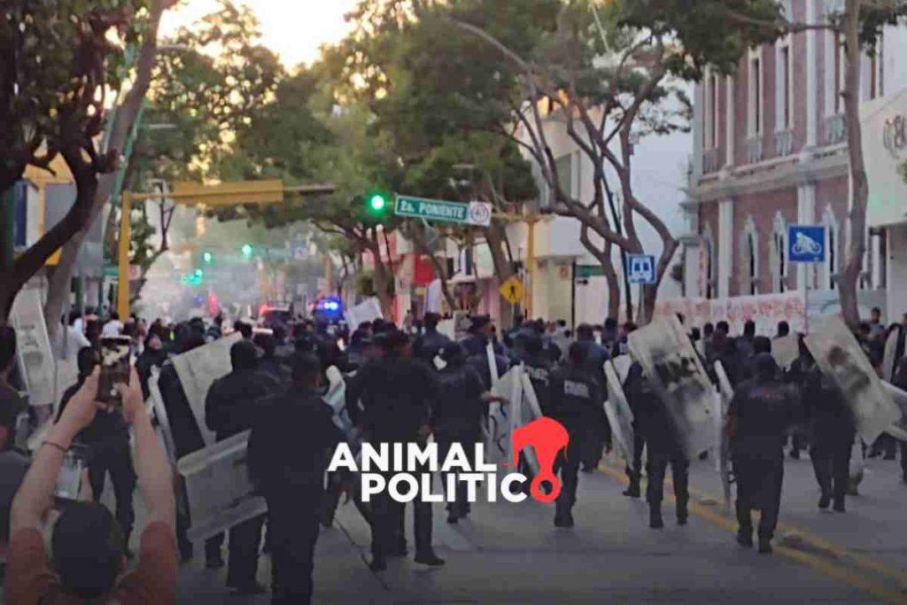Normalistas de Mactumactzá en Chiapas se enfrentan con policías en Tuxtla Gutiérrez