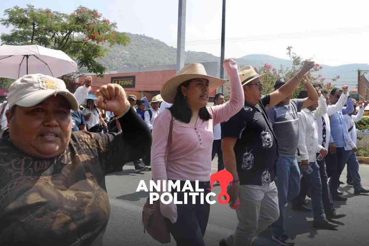 Protesta CNTE en Oaxaca por informe de gobierno de Salomón Jara; retienen a trabajadores del Congreso estatal
