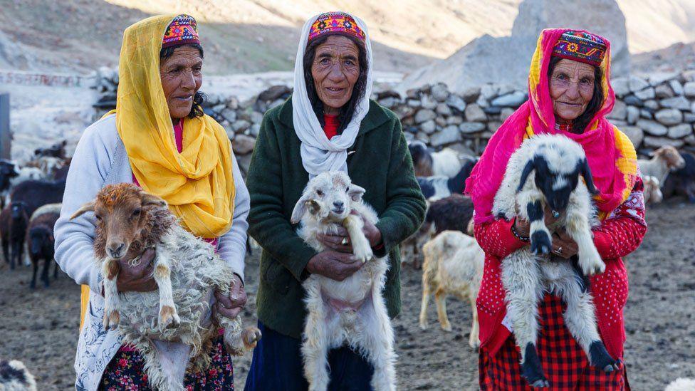 La aldea perdida donde las mujeres se juegan la vida en las montañas y los hombres se quedan en casa cultivando