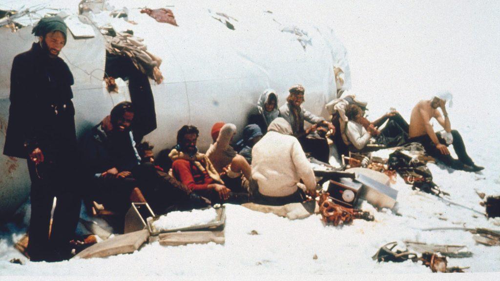 Las fotos reales del rescate de los sobrevivientes de la tragedia los Andes que inspiró ‘La sociedad de la nieve’