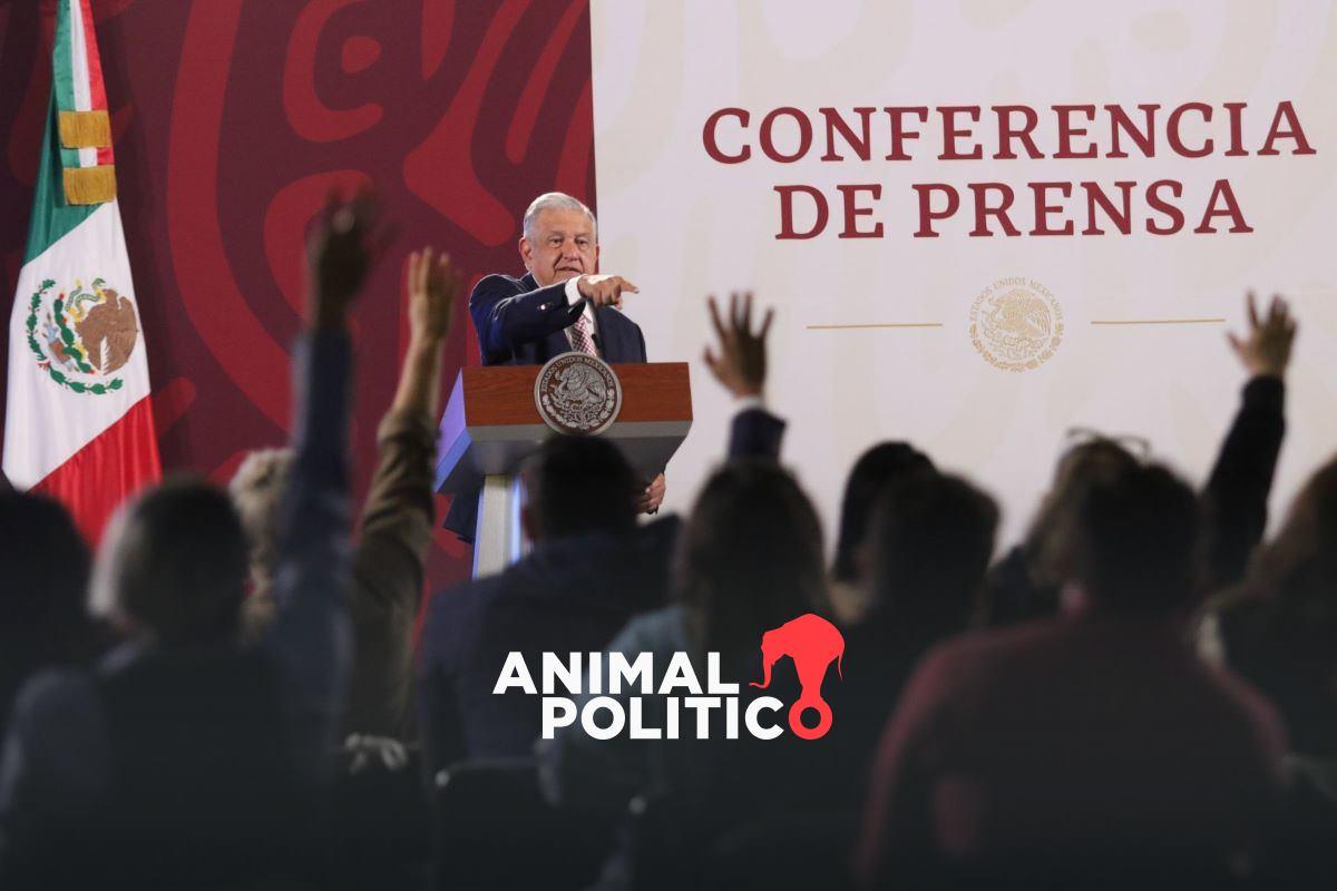 Filtran datos personales de periodistas que cubren la mañanera de AMLO