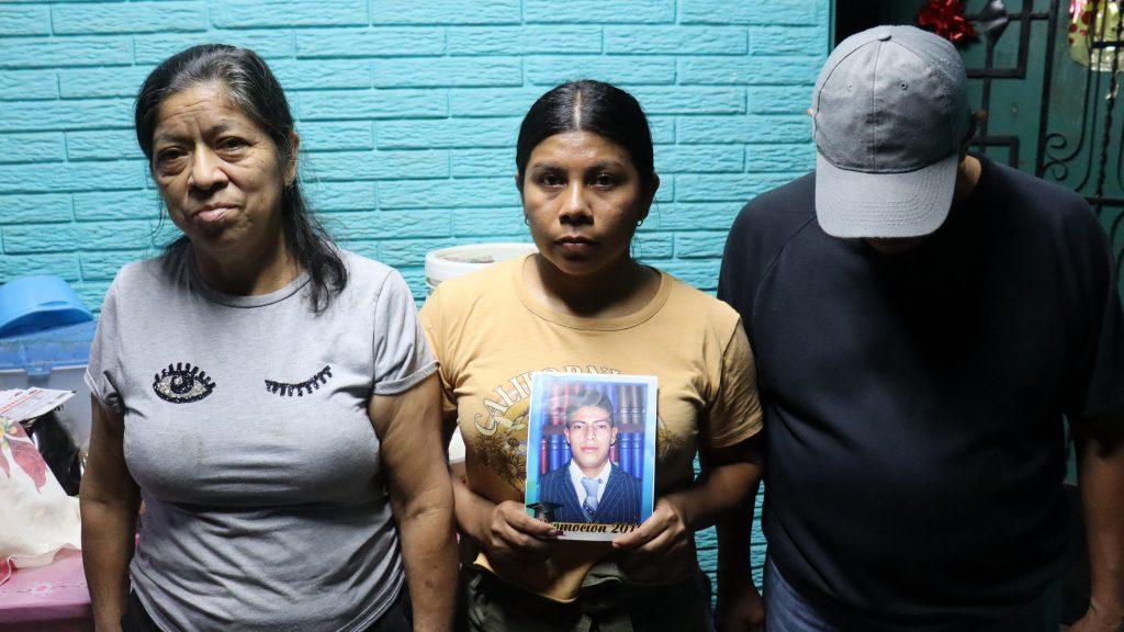 Elecciones en El Salvador: "A mi hijo me lo han detenido injustamente, pero toda mi familia va a votar por Bukele"