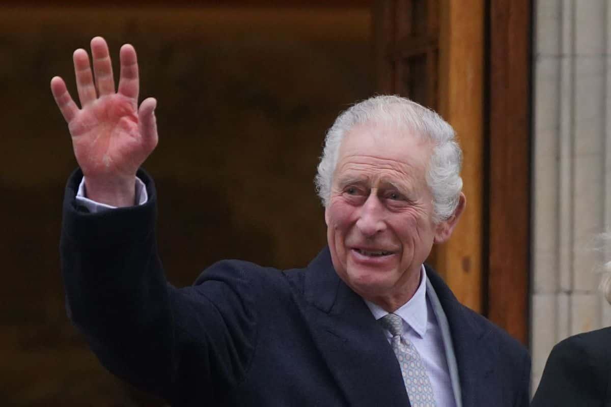 Amazon retira libros que desinforman sobre el cáncer de Carlos III, presuntamente escritos con IA