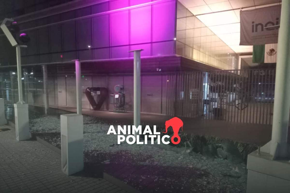 Atacan instalaciones del INAI; destrozan cristales de la fachada