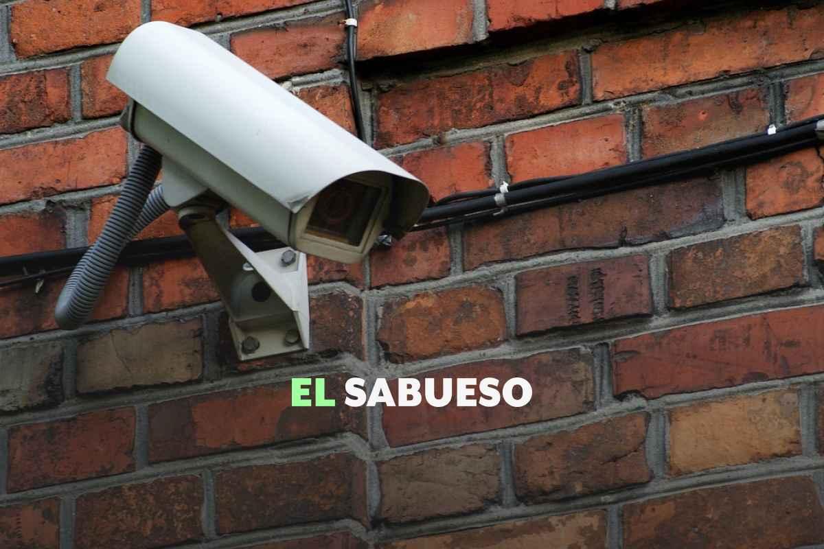 ¿Multas por poner cámaras de vigilancia afuera de tu casa? No, pero debes cuidar el uso de las imágenes