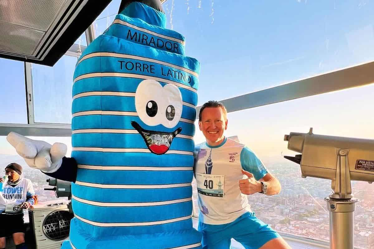 Sube 42 pisos con la carrera vertical en la Torre Latino