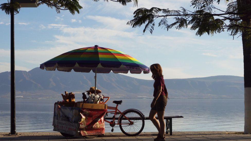 Ajijic, el refugio mexicano donde miles de estadounidenses viven “como reyes” y lejos de Trump