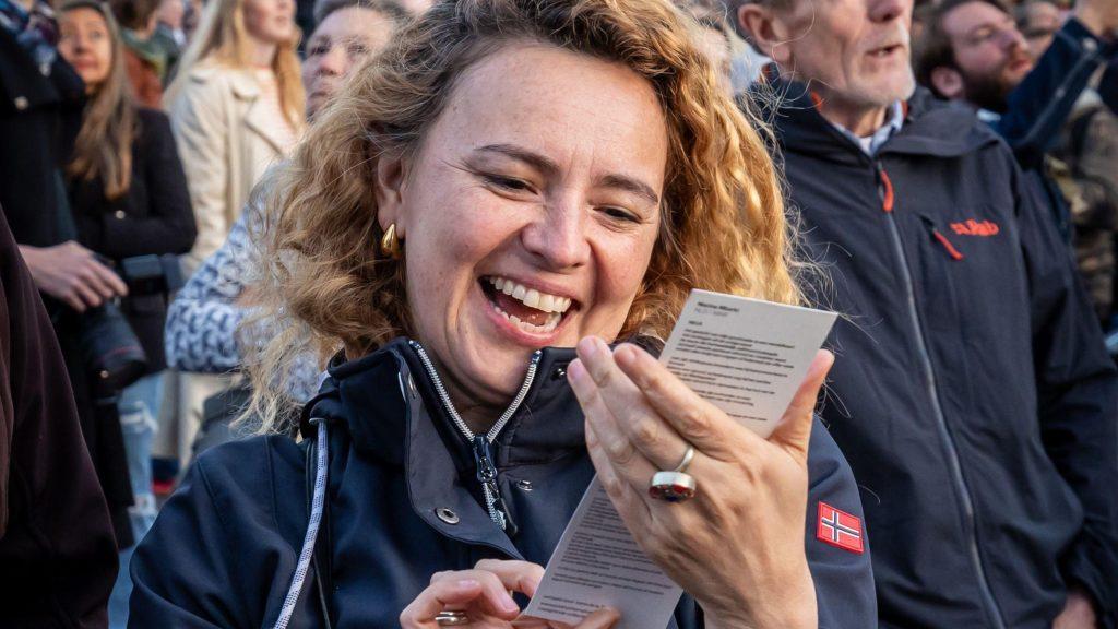 ‘Bombardeo de poemas’: un colectivo lanza versos en las ciudades que fueron blanco de explosiones