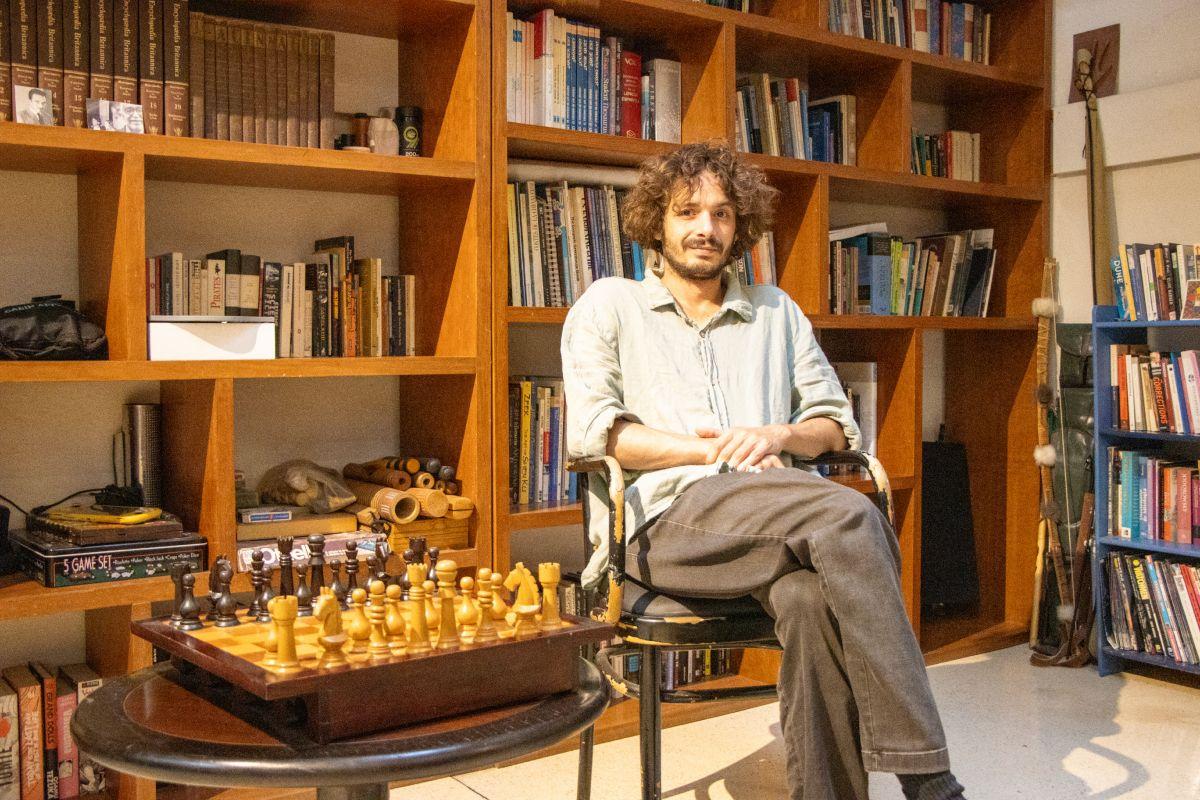 Relatos de terror e historias ‘weird’, un estilo periodístico que al escritor Mateo García Elizondo le gusta narrar