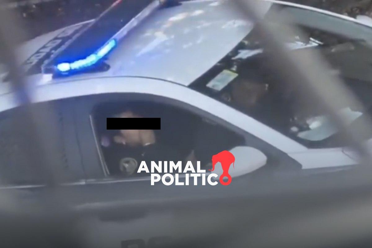 Captan a policías de CDMX realizando actos sexuales en patrulla; Secretaría de Seguridad los investiga