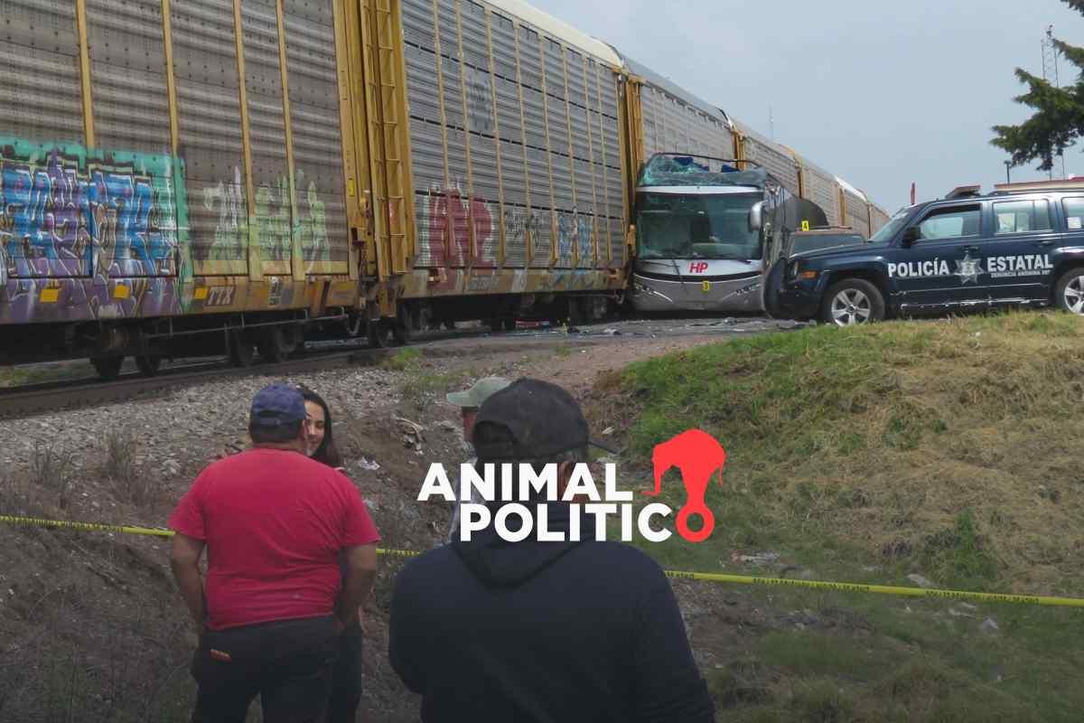 “Llevaba la música muy alta”: Fiscalía de Edomex acusa a chofer de autobús por choque con tren en Atlacomulco que dejó 10 muertos