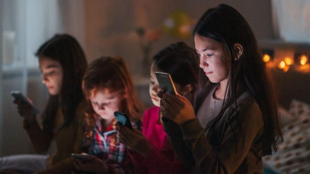 Australia: en qué consiste la prohibición del acceso a las redes sociales a los menores de 16 años y cómo la van a implementar