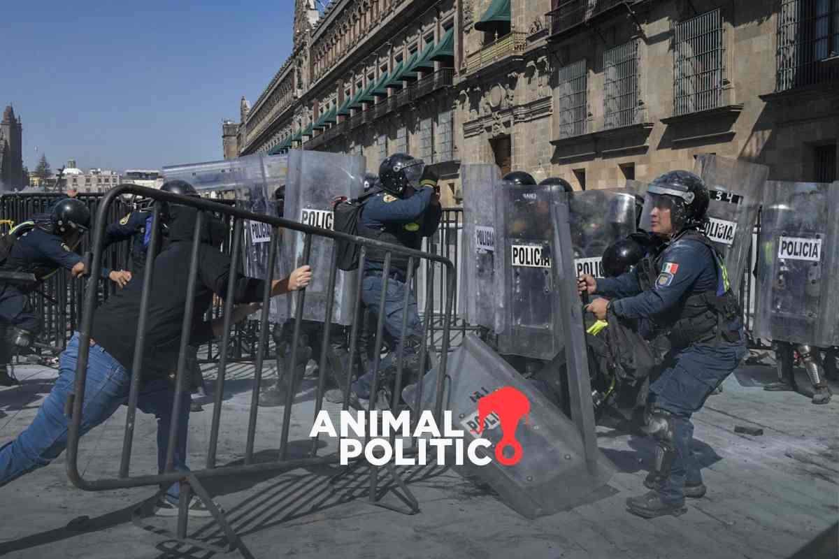Fotos: policías y manifestantes se enfrentan durante marcha de la Generación Z, derriban vallas de Palacio Nacional