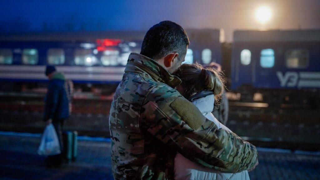 El “tren del amor” en el que mujeres ucranianas visitan a sus esposos que combaten contra Rusia