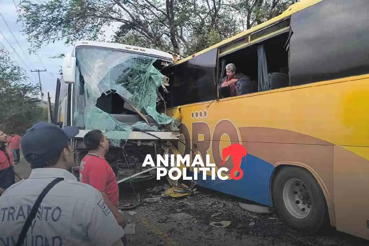 Choque entre autobuses de pasajeros deja tres muertos en la Montaña de Guerrero