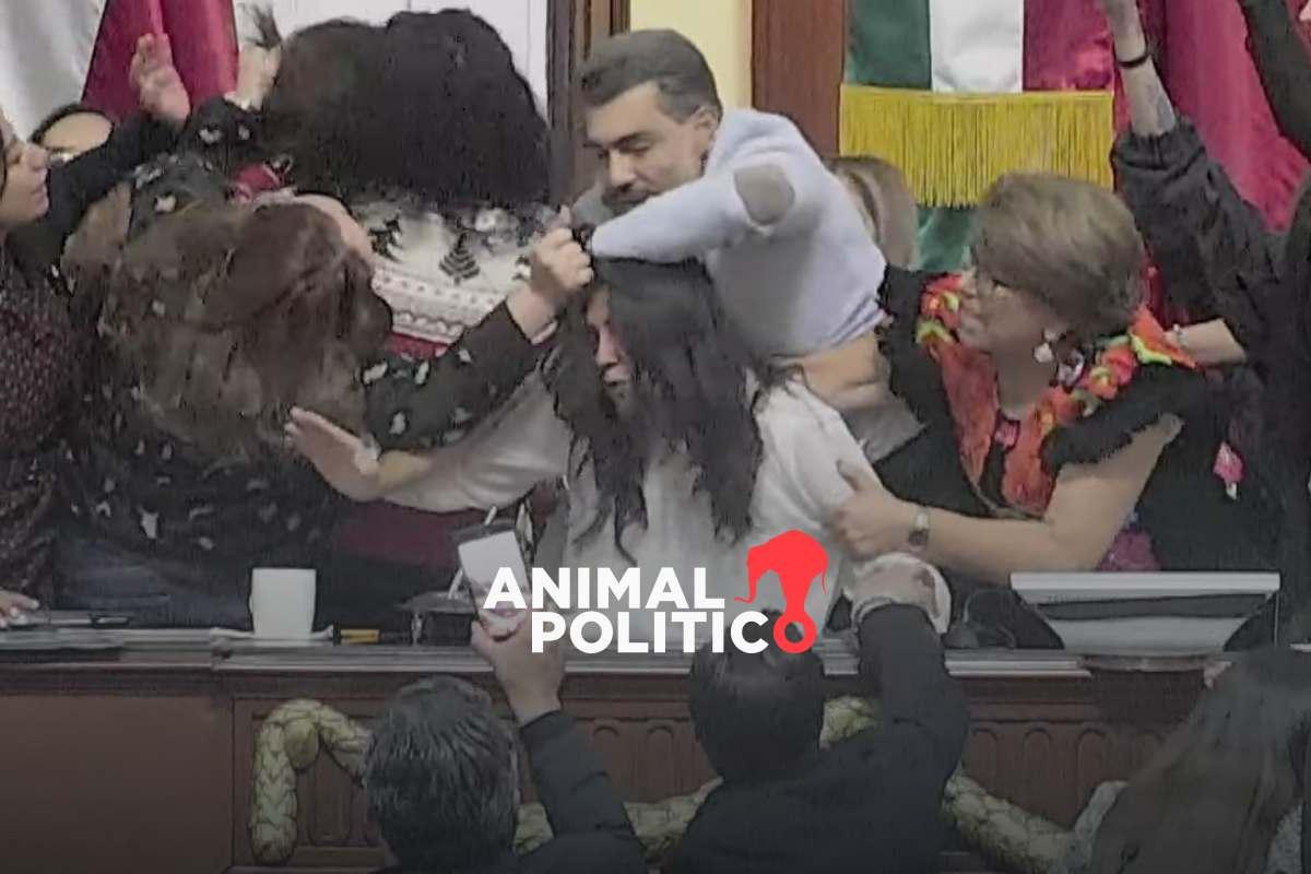 Diputados del Congreso de CDMX debaten extinción del InfoCDMX entre empujones, jalones y codazos