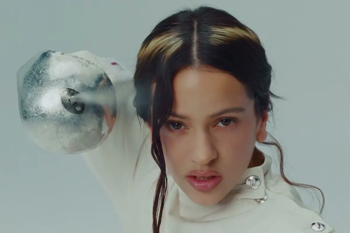 Como esgrimista y patinadora, Rosalía presenta el videoclip “La Perla”