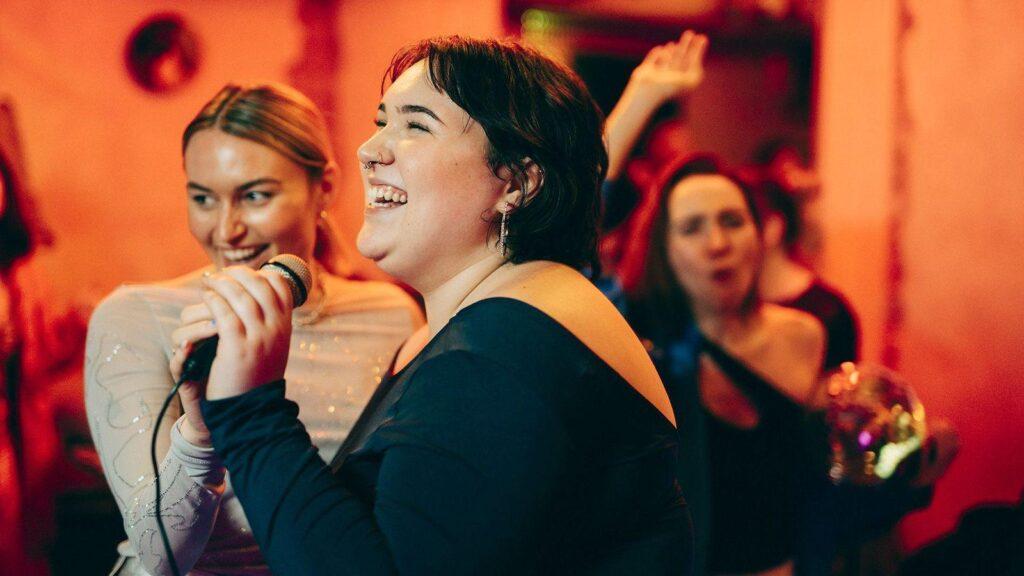 Los sorprendentes beneficios que cantar tiene para la salud respaldados por la ciencia