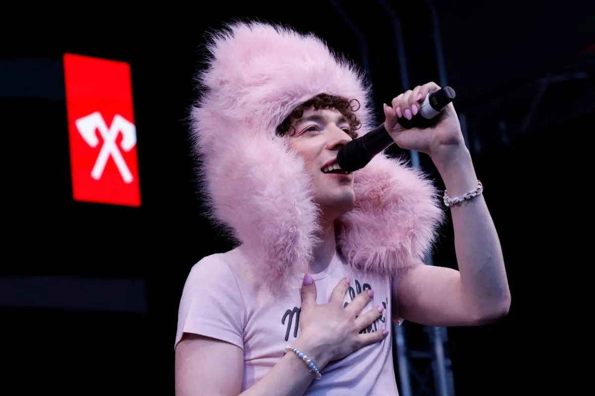 Nemo devuelve trofeo de Eurovision que ganó para Suiza en 2024: “está ocurriendo algo muy malo”