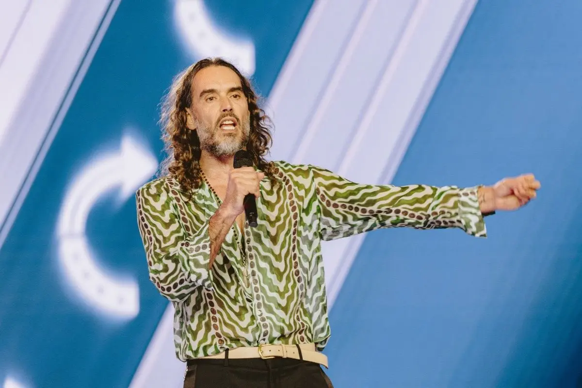 Russell Brand recibe nuevas imputaciones por abuso y agresión sexual