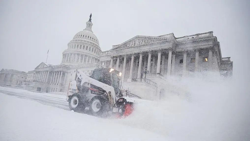 “Es una especie de asedio ártico”: la potente tormenta de nieve y hielo que afecta a gran parte de EU deja al menos 20 muertos