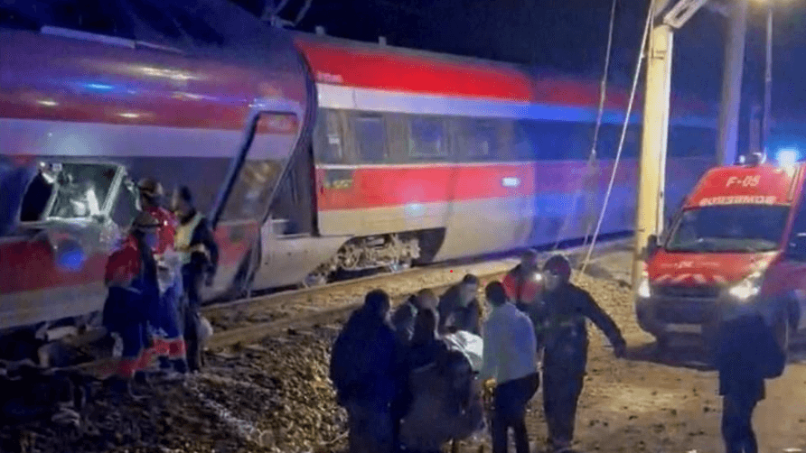Mueren al menos 39 personas al chocar dos trenes de alta velocidad en España