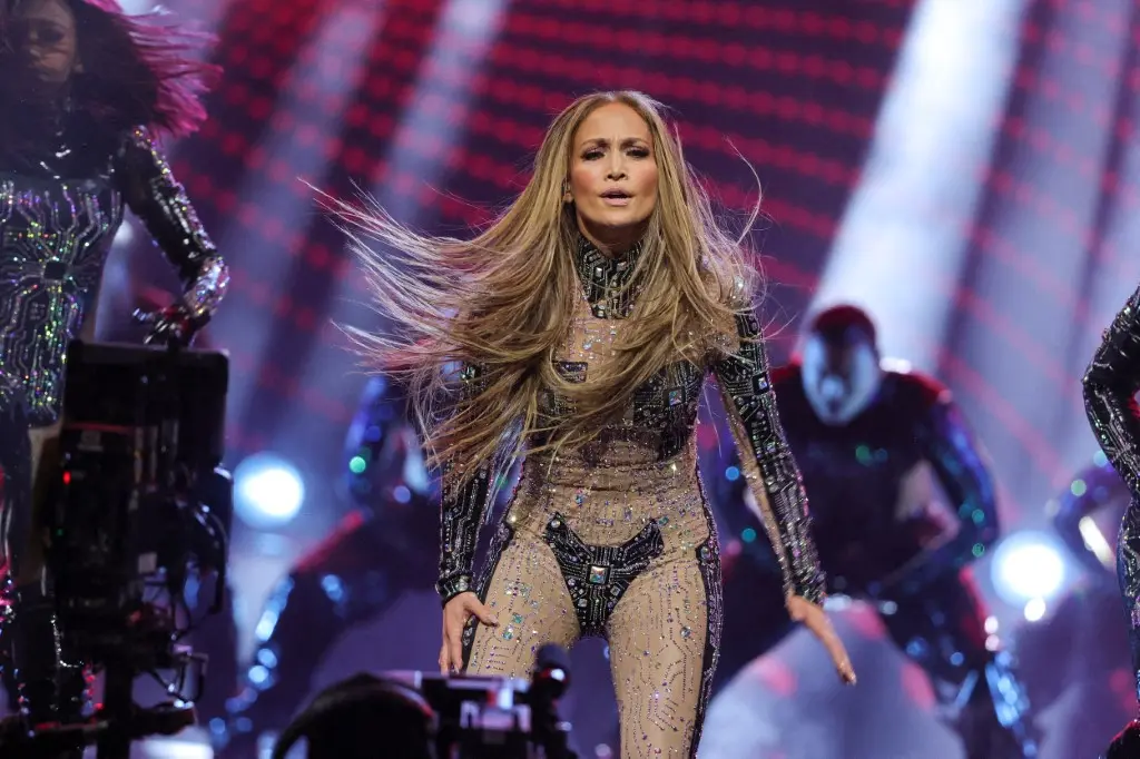 Jennifer López responde a críticas sobre sus outfits