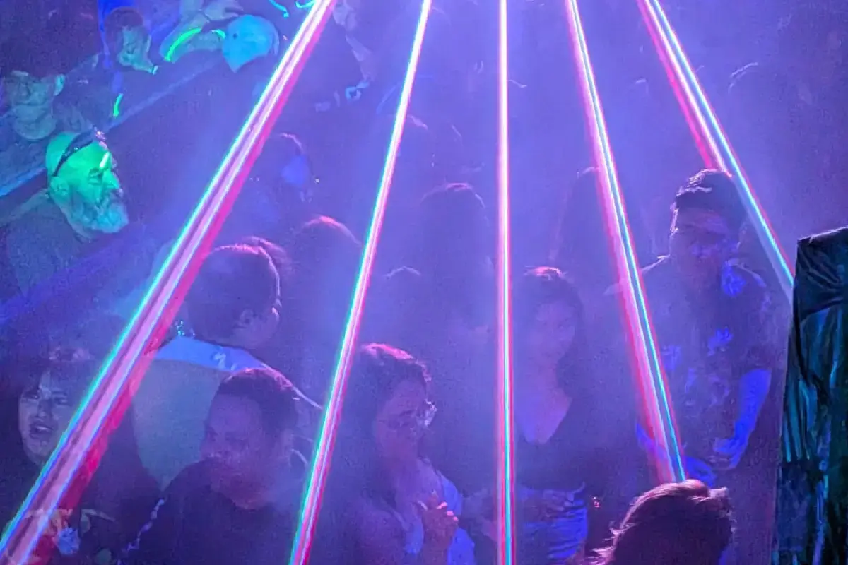 La mejor fiesta es… en un antro de Chavorrucos (milenials) y punto en boca