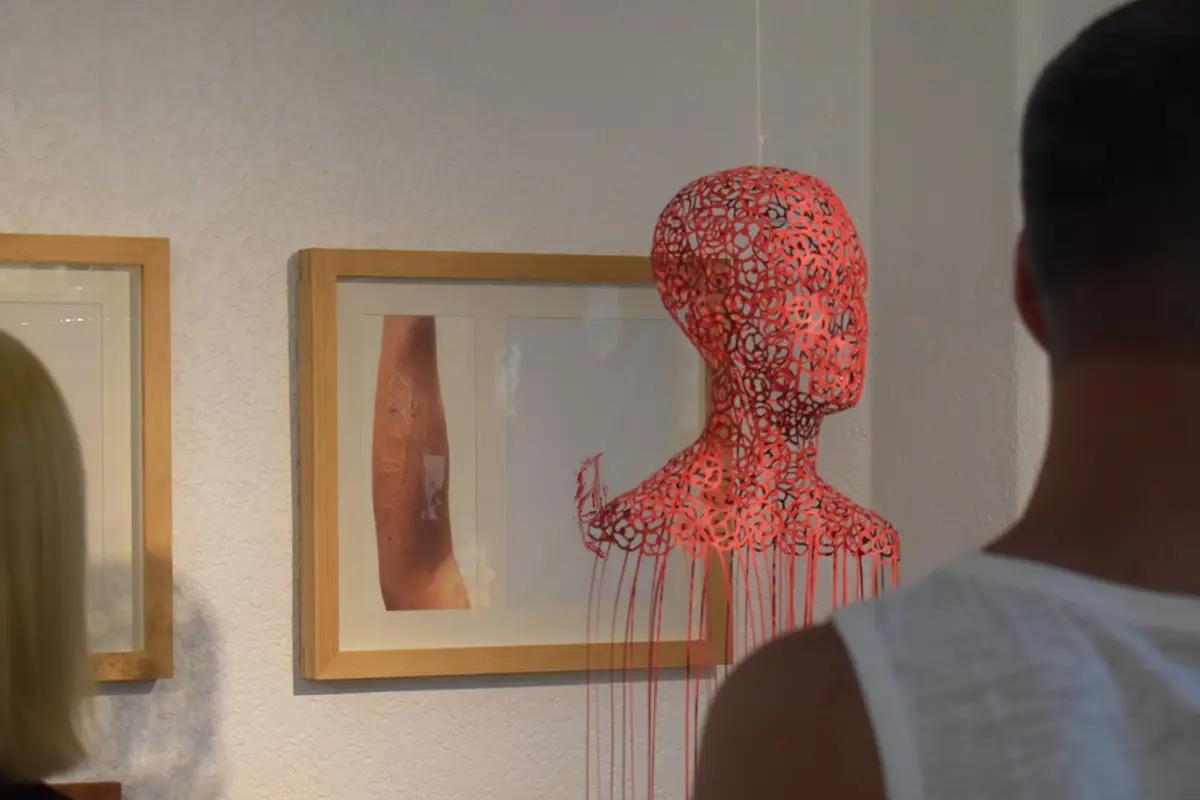 Clavo: La feria de arte que da soporte a la escena emergente