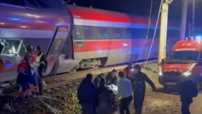 Mueren al menos cinco personas tras el descarrilamiento de dos trenes de alta velocidad en España