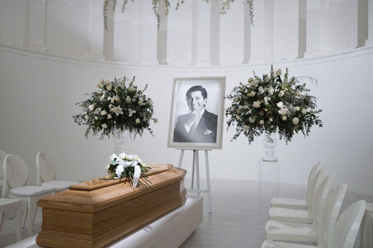 Familiares y seguidores despiden a Valentino en la capilla ardiente